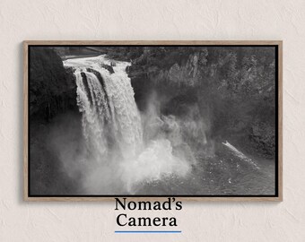 Könnte beinhalten: Schwarz-Weiß-Fotografie eines Wasserfalls, der über eine Felswand stürzt, in einem Rahmen. Das Bild trägt die Aufschrift "Nomad's Camera". Der Wasserfall ist das zentrale Motiv, mit Nebel und Bäumen.
