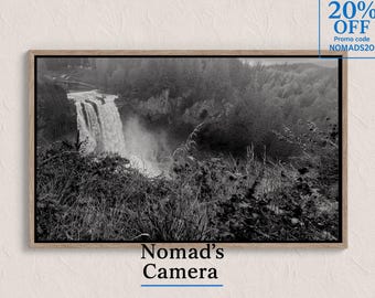 Könnte beinhalten: Schwarz-weiß gerahmtes Foto eines Wasserfalls, der eine Klippe hinabstürzt, umgeben von üppigem Grün. Das Bild trägt unten die Aufschrift "Nomad's Camera". Eine blaue Box oben rechts zeigt "20% OFF" mit dem Promo-Code "NOMADS20".