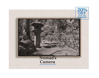 Laternengarten Steinbild: Japanische Zen-Szene, Monochrom Wandkunst (Digitaler Download)