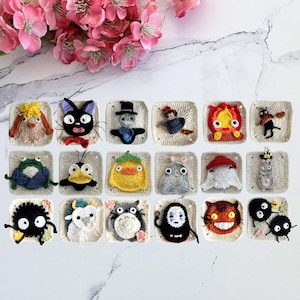Puede incluir: Una colección de dieciocho parches cuadrados de ganchillo, cada uno con un diseño de personaje único en varios colores. Los parches están dispuestos en tres filas de seis, mostrando figuras detalladas de hilo que incluyen animales y criaturas.