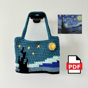 Peut inclure: Un sac cabas en crochet bleu sarcelle avec une silhouette noire d'un bâtiment et des étoiles jaunes sur un fond de ciel bleu. Le sac a un soleil jaune et une lune blanche dans le coin supérieur droit. Le sac est accroché à un crochet sur un mur blanc. L'image comprend également une petite image de la peinture La Nuit étoilée de Vincent van Gogh et une icône PDF.