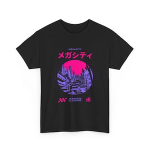 Op de afbeelding: Zwart t-shirt met een afbeelding van een futuristische stad in roze en paars, met het Japanse woord "Megacity" boven de afbeelding. De woorden "Japanese Clothing" staan eronder.
