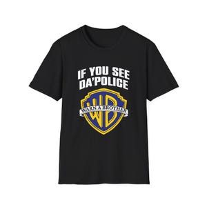 Könnte beinhalten: Ein schwarzes T-Shirt mit kurzen Ärmeln und einem Grafikdruck auf der Brust. Das Design zeigt den weißen Schriftzug IF YOU SEE DA'POLICE über einem blau-gelben Schild-Logo mit den Buchstaben WB sowie den weißen Text WARN A BROTHER auf einem Banner.