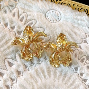 Elegante gouden orchidee-oorbellen