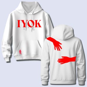 Può includere: Felpa con cappuccio bianca con il testo "IYOK" in rosso sul davanti e due mani rosse sul retro.