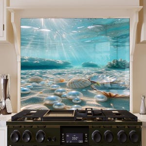 Könnte beinhalten: Eine Küchenrückwand mit einem Muschel- und Perlen-Design. Die Rückwand zeigt eine blaue und grüne Unterwasser-Szene mit Sonnenlicht, das durch das Wasser scheint. Die Rückwand ist hinter einem schwarzen Gasherd mit einem digitalen Display installiert, das "350°" anzeigt.