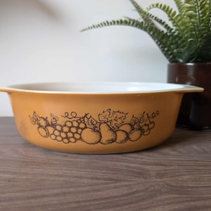 Vintage Old Orchard Fruit Pyrex 2.5 QT Casserole Dish #045