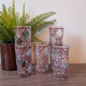 Lot de six verres à thé orné de motif oriental couleur argenté