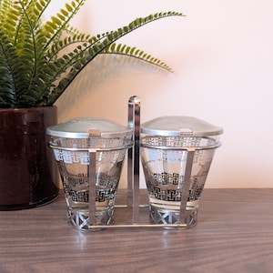 Szklane i metalowe słoiki na przyprawy/przyprawy w stylu Mid-Century Modern w Caddy - czarne, złote, srebrne Dominion Glass Canada 1960s Vintage Kitchen