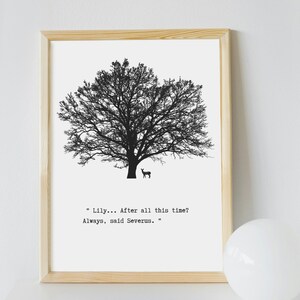 Peut inclure: Impression en noir et blanc d'un arbre avec un cerf en dessous. La citation "Lily... Après tout ce temps ? Toujours, a dit Severus." est imprimée sous l'image.
