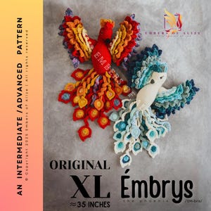 Puede incluir: Dos fénix de ganchillo, uno rojo y naranja, el otro blanco y azul, con las alas extendidas. El texto "ORIGINAL XL Émbrys" y "≈89 cm" es visible. La imagen también incluye el texto "AN INTERMEDIATE / ADVANCED PATTERN".