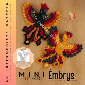 Peut inclure: Deux phénix crochetés en rouge, orange, jaune et noir. Le texte de l'image indique "MINI Émbrys" et "≈ 63.5 cm". Le design comprend une page à colorier. Copyright 2026 Embers of Alize.