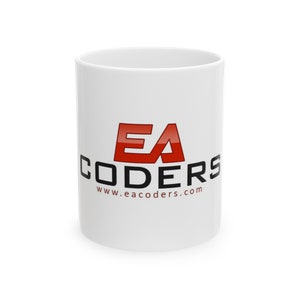 以下が含まれることがあります： ロゴの下に「EA CODERS」と「www.eacoders.com」と書かれた黒と赤のロゴが付いた白いセラミックマグカップです。