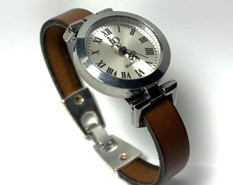 Watch for women, classic design, with a brown, custom-size leather band.