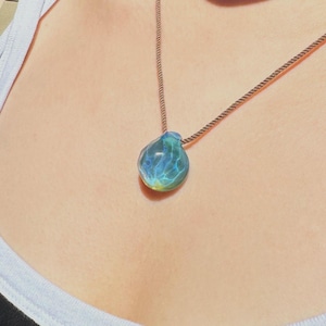 Colgante de ópalo con forma de ola hecho a mano, colgante de ópalo Corazón del Océano hecho a mano, collar de ópalo de vidrio, joyería de ópalo, colgante de piedra preciosa de regalo romántico