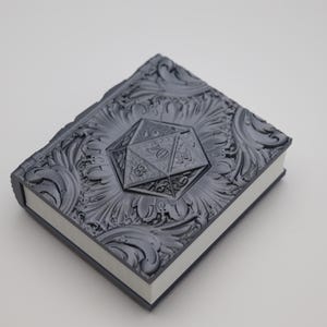 Livro. Dados, Cartas, Bandeja de Rolamento, Armazenamento. D20, Mestre de Jogo. Prata Brilhante, Dungeons and Dragons, D&D, Jogos de RPG, Jogos de Cartas e Dados.