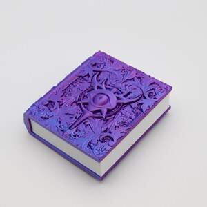 Bruxo, livro Eye Tome. Dados, cartas, bandeja de armazenamento com rolamento, roxo azul brilhante, Dungeons and Dragons, D&D, RPG, jogos de cartas e dados.