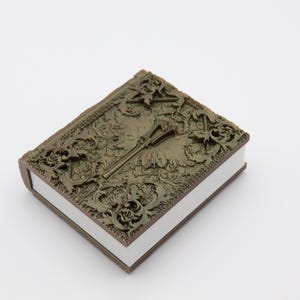 Buch. Würfeln, Karte, Rolling Tray, Aufbewahrung. Kleriker, Zauberstab. Glänzendes Graugrün. Dungeons and Dragons, D&D, Rollenspiel, Karten- und Würfelspiel