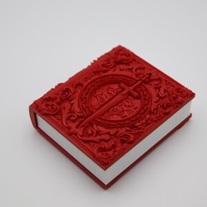 Kämpfer / Schwertkämpfer Wälzer. Würfel, Karte, Rolling Tray Aufbewahrung, Glänzendes Rot, Dungeons and Dragons, D&D, Rollenspiel, Karten- und Würfelspiele.
