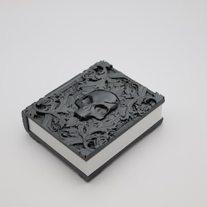 Livro. Dados, Cartas, Bandeja de Rolamento, Armazenamento. Magia Negra, Morte, em Cinza Brilhante. D&D, Dungeons and Dragons, Jogo de RPG, Jogos de Cartas e Dados