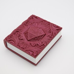 Livro. Dados, Carta, Bandeja de Rolamento, Armazenamento. D20, Mestre de Masmorras. Vermelho Escuro, Dungeons and Dragons, D&D, Jogos de RPG, Jogos de Cartas e Dados