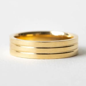 Men&#39;s Solid Gold Wedding Band, 5mm Thick Brushed & Grooved Design, Modern 14k Gold Ring for Groom&#39;s Wedding Gift.
