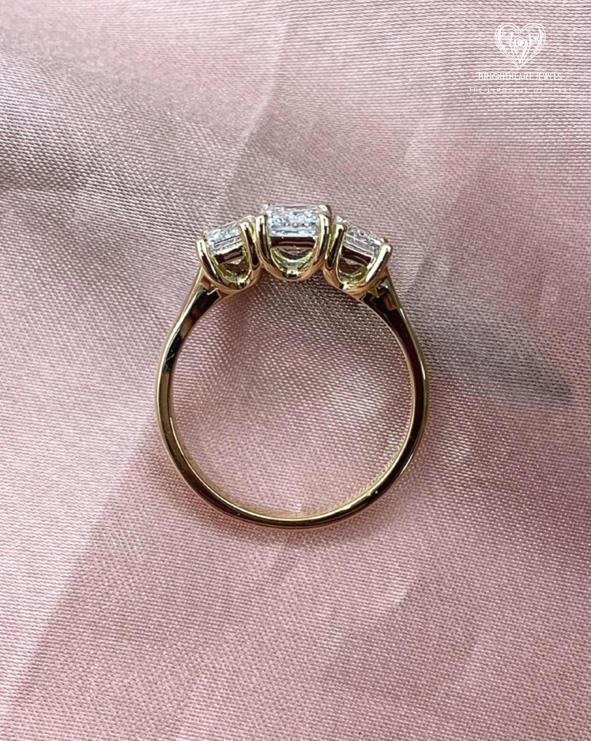 e.m. ゴールド 3ストーンリング 3.25 TC エクセレント エメラルド カット トリロジー - エメラルド