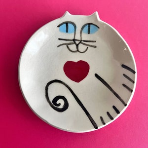 Pottery Cat plate square handmade clay white wearing red heart Valentine gift afbeelding 2