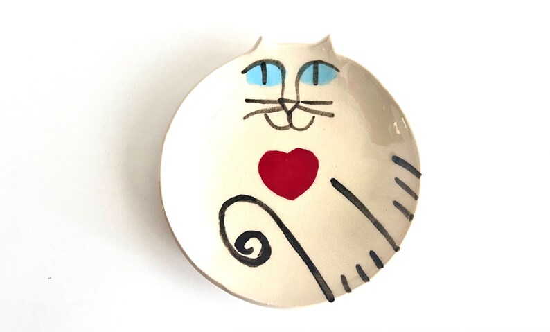 Pottery Cat plate square handmade clay white wearing red heart Valentine gift afbeelding 1