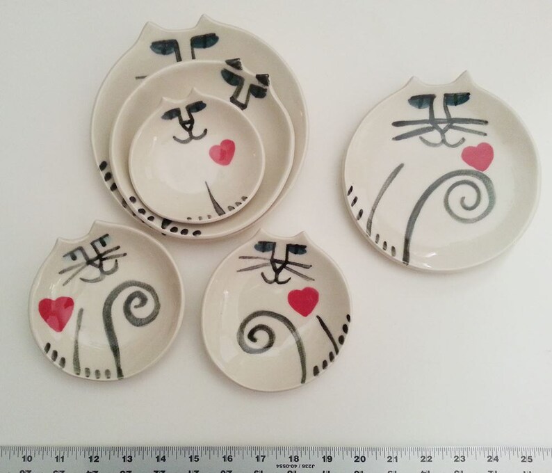 Pottery Cat plate square handmade clay white wearing red heart Valentine gift afbeelding 5