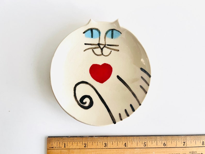 Pottery Cat plate square handmade clay white wearing red heart Valentine gift afbeelding 3