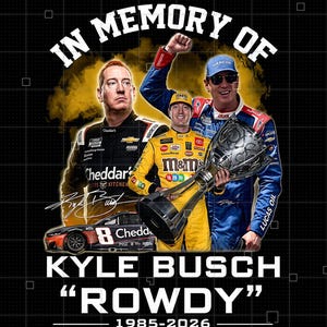 Pode incluir: Um gráfico memorial com três homens, um carro de corrida e o texto "IN MEMORY OF KYLE BUSCH 'ROWDY' 1985-2026." A imagem inclui um carro de corrida com o número 8 e o logotipo da Cheddar's. O fundo é preto com detalhes amarelos.
