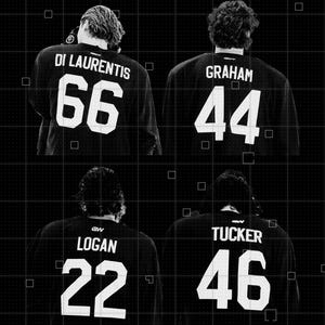 Könnte beinhalten: Schwarz-Weiß-Bild von vier Hockey-Trikots. Jedes Trikot zeigt einen Namen und eine Nummer: Di Laurentis 66, Graham 44, Logan 22 und Tucker 46. Die Trikots befinden sich auf einem Rasterhintergrund.