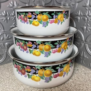 Vintage Enamelware Metal Nesting Bowls with Colorful Fruit Retro Kitchen Bowls Kitsch Kitchen Bowls MCM Kitchen Made in Indonesia Set of 3