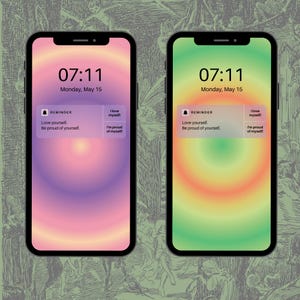 Può includere: Due smartphone che mostrano l'ora 07:11 e la data lunedì 15 maggio. Gli schermi mostrano sfondi sfumati con notifiche di promemoria che recitano "Amati. Sii orgoglioso di te stesso." e "Sono orgoglioso di me stesso!"
