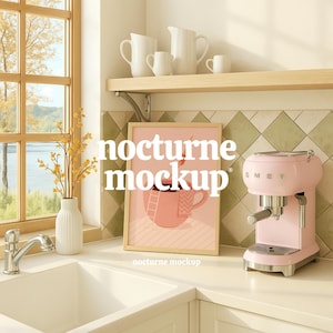 Puede incluir: Una escena de cocina con una máquina de espresso SMEG rosa, una impresión enmarcada con un diseño de taza de café y jarras y tazas de cerámica blanca en un estante. La impresión dice "nocturne mockup". Una ventana con vista está en el fondo.