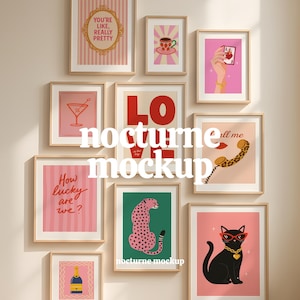 Può includere: Una collezione di stampe artistiche incorniciate con vari disegni e citazioni. Le stampe presentano illustrazioni di un cocktail, un gatto con occhiali da sole, un leopardo e una tazza da tè. La tavolozza dei colori include accenti rosa, rossi e dorati. Il testo "You're Like Really Pretty" è visibile.