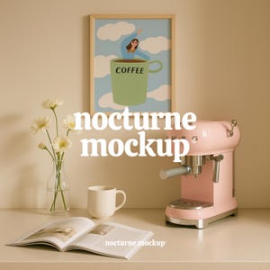 Könnte beinhalten: Eine rosa Espressomaschine mit einem verchromten Griff und einem Glas Wasser auf einer Theke mit einem gerahmten Bild einer Frau in einer grünen Kaffeetasse. Der Text "nocturne mockup" ist in weißen Buchstaben auf der Theke geschrieben.
