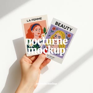 Maqueta de dos postales, papel A6 con mano de persona para ilustración, póster realista múltiple, maqueta de primer plano, maqueta de postal, tomados de la mano