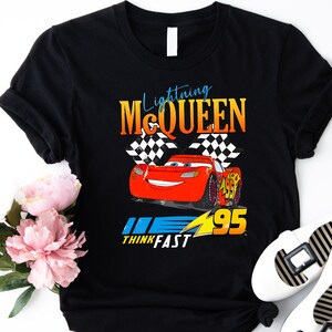 Camiseta de Rayo McQueen, camiseta de Disney Cars, camiseta de Disney Cars, camiseta de Disney, camiseta de World Tour 2026, camiseta de Disneyland imagen 2