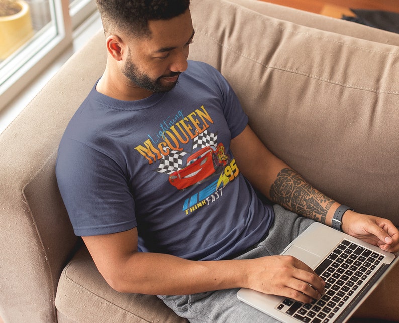 Camiseta de Rayo McQueen, camiseta de Disney Cars, camiseta de Disney Cars, camiseta de Disney, camiseta de World Tour 2026, camiseta de Disneyland imagen 3