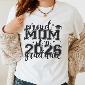 Proud Mom & Dad of a 2026 Graduate Shirt – Class of 2026 Graduation Tee, Senior Graduation Shirt for Graduate Mom And Dad immagine 4