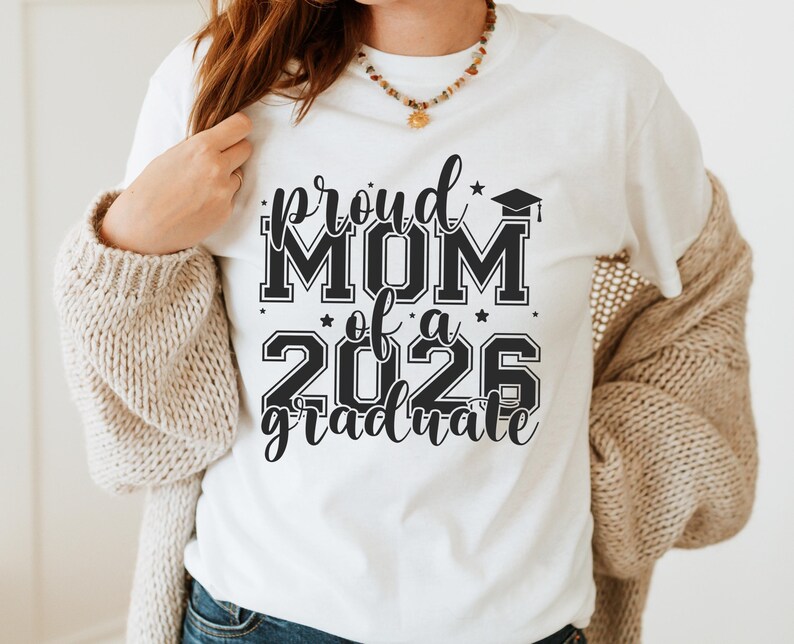 Proud Mom & Dad of a 2026 Graduate Shirt – Class of 2026 Graduation Tee, Senior Graduation Shirt for Graduate Mom And Dad immagine 4