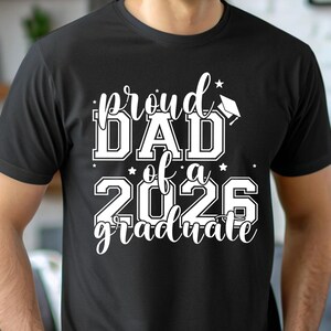 Proud Mom & Dad of a 2026 Graduate Shirt – Class of 2026 Graduation Tee, Senior Graduation Shirt for Graduate Mom And Dad immagine 2