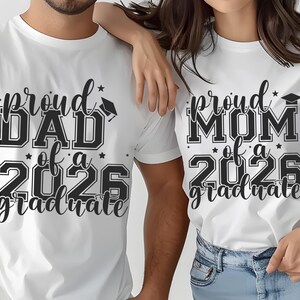 Proud Mom & Dad of a 2026 Graduate Shirt – Class of 2026 Graduation Tee, Senior Graduation Shirt for Graduate Mom And Dad immagine 1