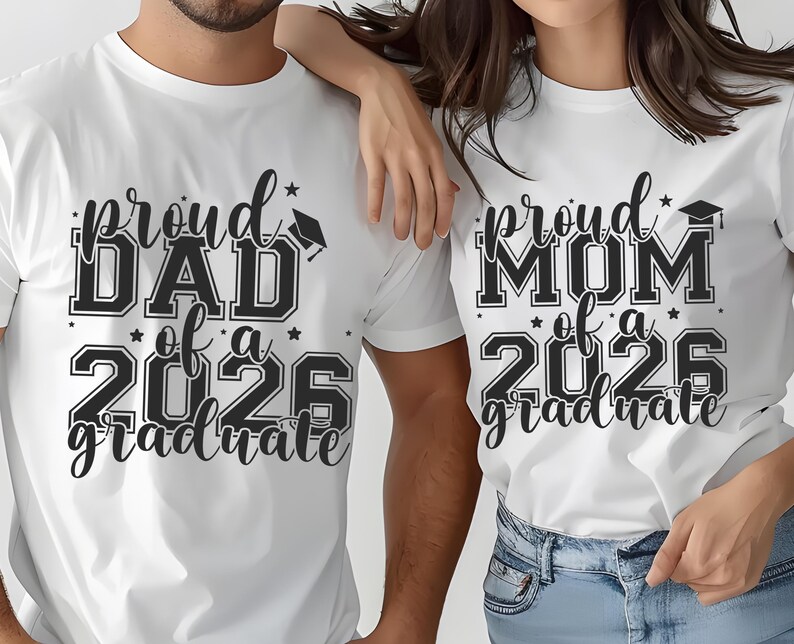 Proud Mom & Dad of a 2026 Graduate Shirt – Class of 2026 Graduation Tee, Senior Graduation Shirt for Graduate Mom And Dad immagine 1
