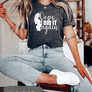 Könnte beinhalten: Heather dunkelgraues T-Shirt mit einer weißen Silhouette einer schwangeren Frau und dem Text "Oops... I did it again".