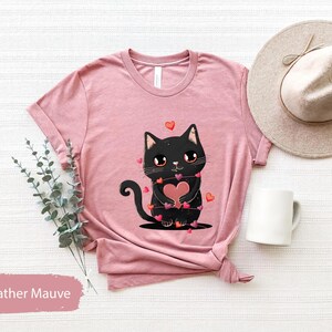 Camiseta con corazón y abrazos de gato para el día de San Valentín, camisetas para niños de San Valentín, camisetas para mamás de gatos, camisetas lindas con gatos, camisetas para parejas a juego, camisetas para amantes, regalo para ella imagen 1