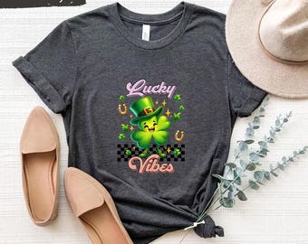 Chemise Lucky Vibes Saint-Patrick, t-shirt mignon lutin shamrock, t-shirt graphique trèfle irlandais, chemise amusante de la Saint-Patrick, cadeau porte-bonheur