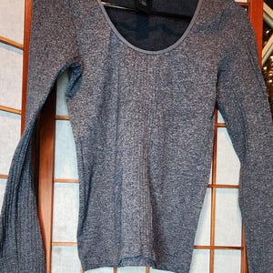 90's BCBGMAXAZRIA Grey Ribbed Long Sleeve Top – XS, Slim Fit, Stretchy & Versatile